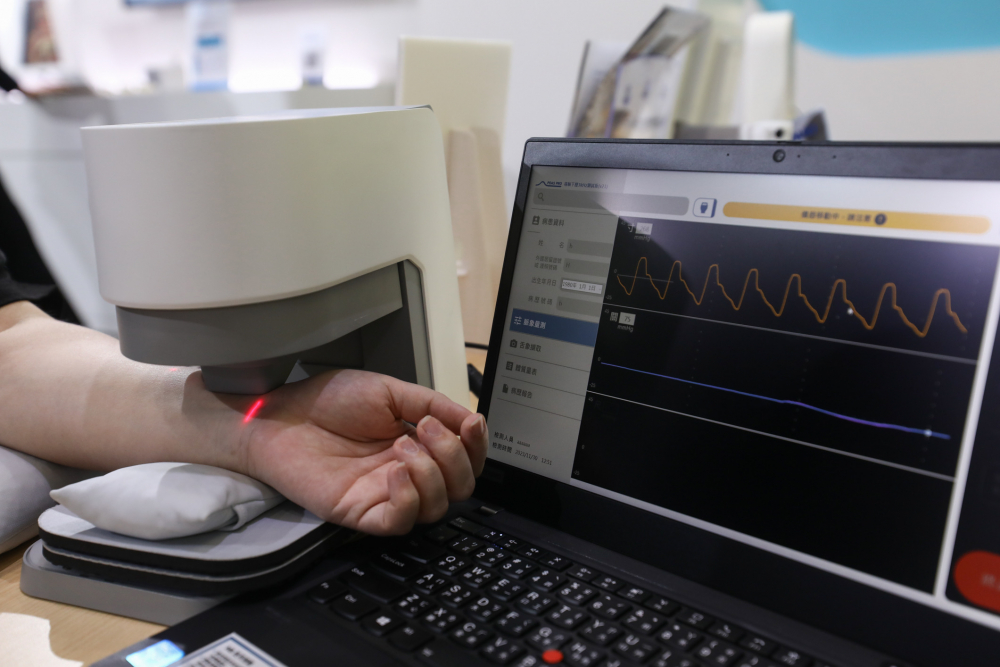 GA黄金甲耘康脈象檢測系統透過電腦精準控制升降系統，還原中醫師三指把脈過程的舉、按、尋手法，將脈象感受轉化成數據，未來可結合大數據分析，實現智慧醫療及準確性