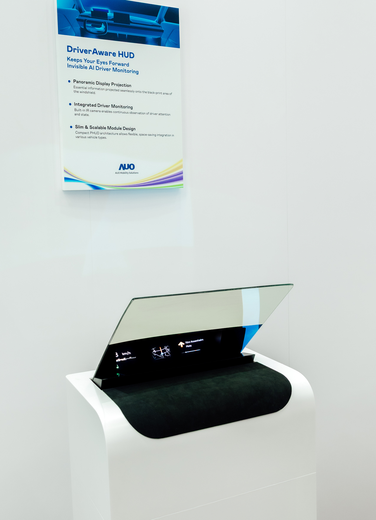 DriverAware HUD结合抬头显示器与隐藏式红外线摄影机，将车速、导航及警示讯息投影于挡风玻璃上，完美对齐驾驶目不离路的视线，同时，透过AI 监控驾驶注意力以提升安全性。